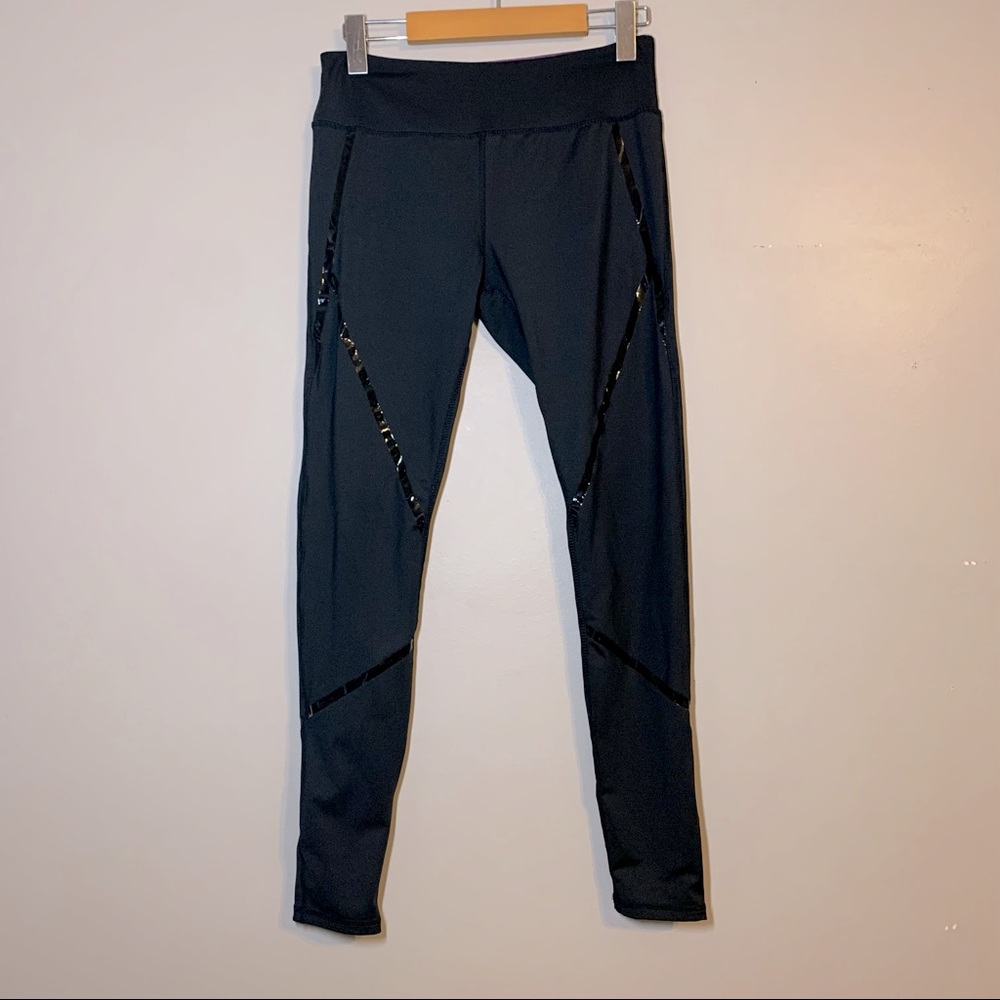 Med. Kyodan black leggings with shiny black line detailing